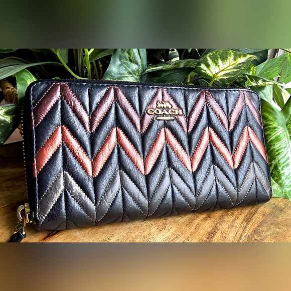Coach Quilted Leather Accordion  Zip Around Long Wallet - Picture 1 of 12